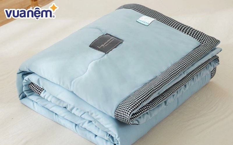 Phân biệt chăn hè và chăn bốn mùa thế nào? Chăn hè là sản phẩm dành riêng cho mùa hè hoặc mùa thu