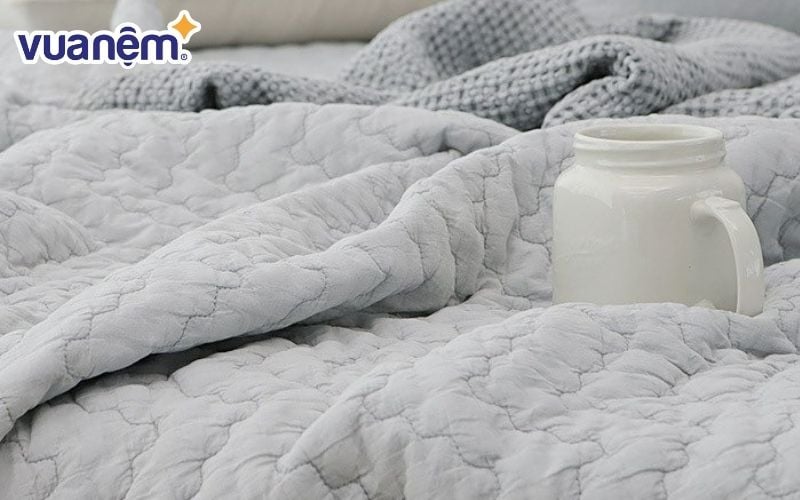 Phân biệt chăn hè và chăn bốn mùa thế nào? Chăn bốn mùa là loại chăn có thể sử dụng được cả năm