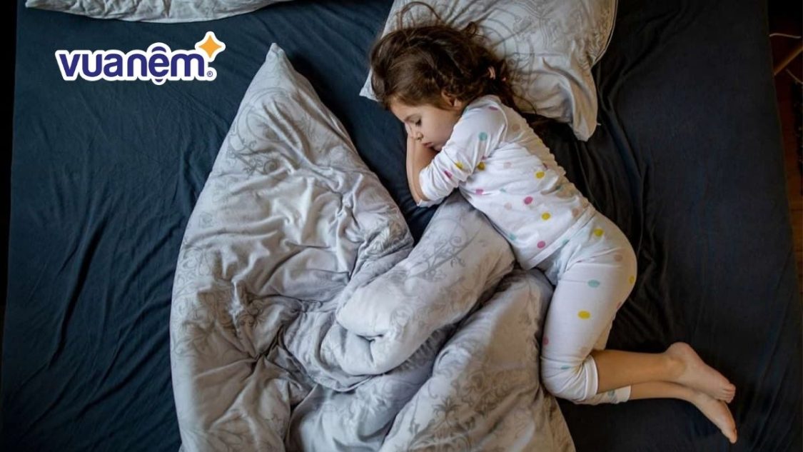 Tại sao bé đạp chăn khi ngủ? Nguyên nhân và cách xử lý?