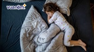 Tại sao bé đạp chăn khi ngủ? Nguyên nhân và cách xử lý?