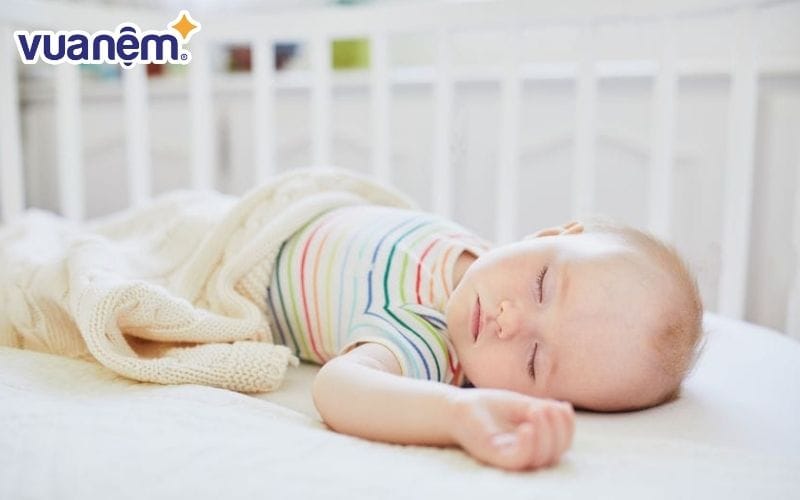 Hoạt động nhiều trước khi ngủ khiến bé có xu hướng đạp chăn khi ngủ