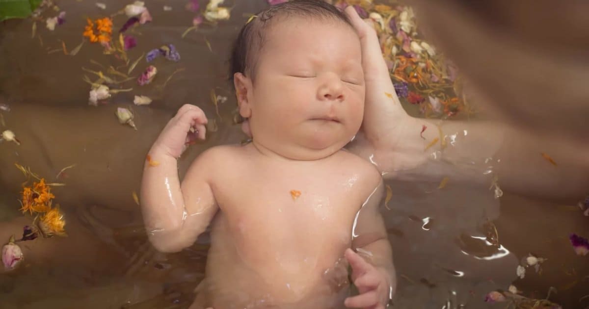các loại lá tắm mát cho trẻ sơ sinh 