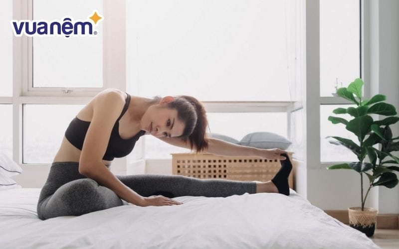 Tập yoga nhẹ nhàng trước khi ngủ sẽ giúp bạn dễ ngủ hơn
