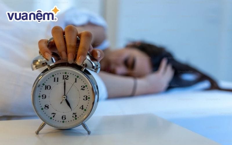 Hạn chế nhìn đồng hồ giúp bạn vào giấc dễ hơn