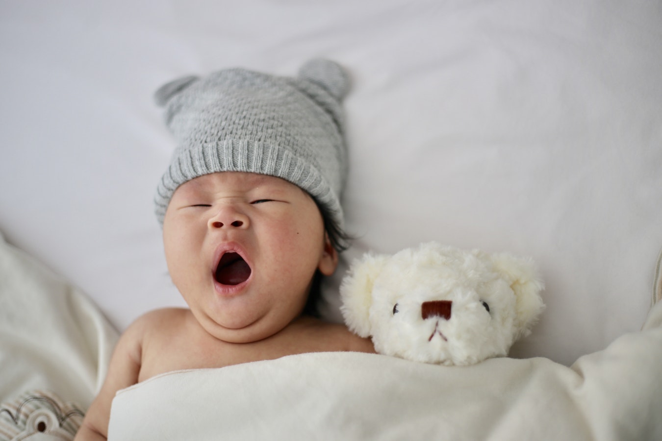 cách giúp bé tránh đạp chăn khi ngủ