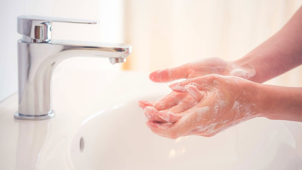rửa tay sạch khuẩn trước khi pha sữa 