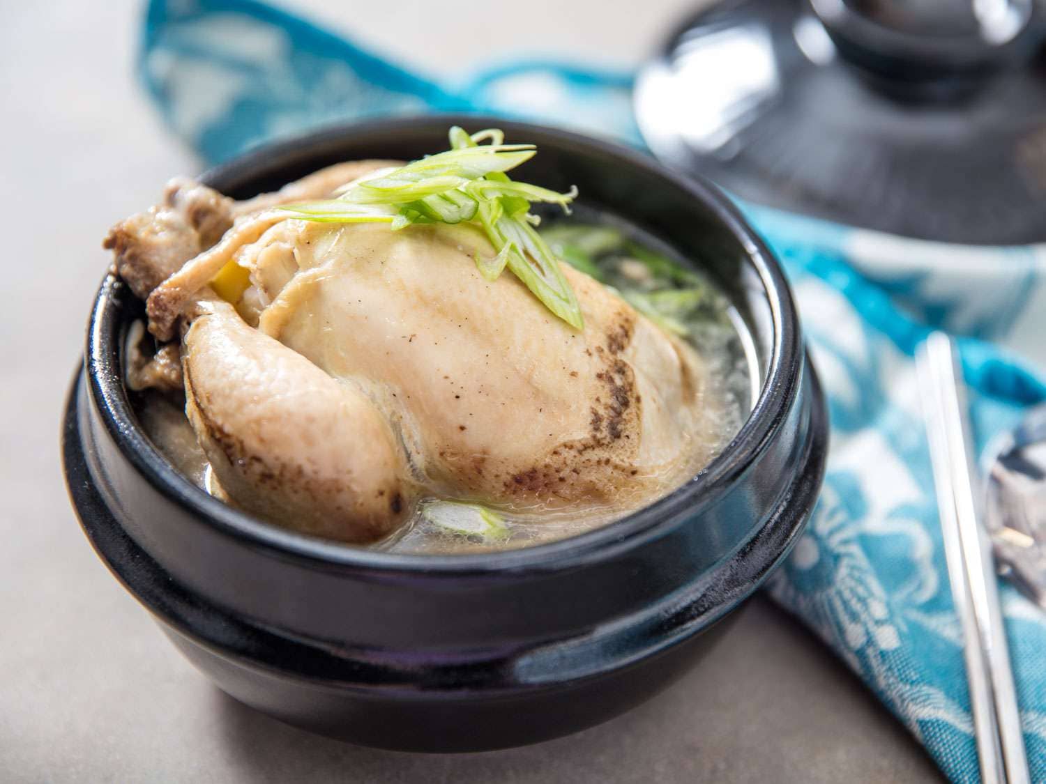 Món canh gà hầm sâm Samgyetang