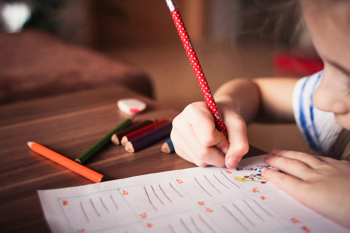  dụng cụ cần chuẩn bị khi dạy trẻ cách cầm bút