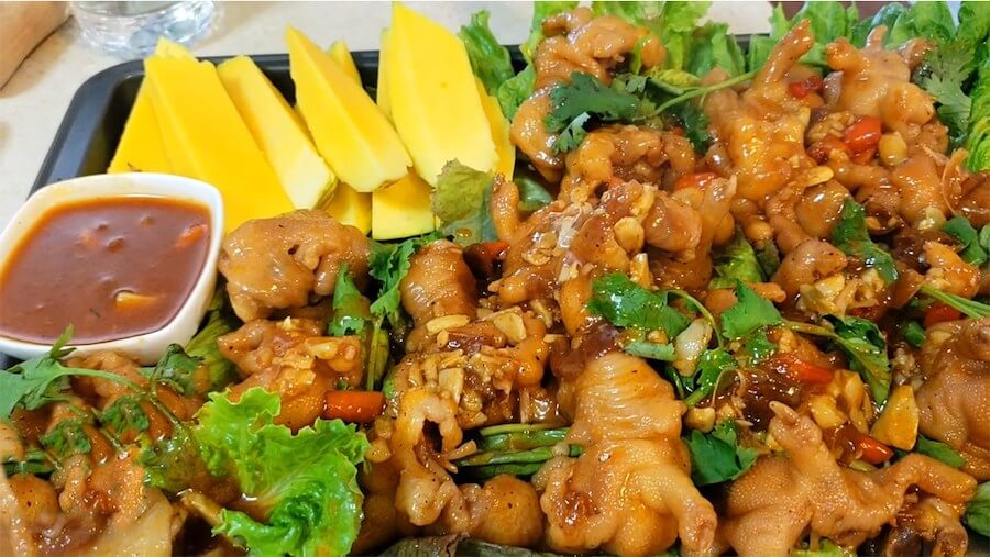Dồi trường, chân gà rút xương là món ăn vặt đường được nhiều yêu thích tại Thái Lan 