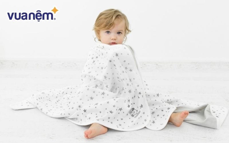 Lựa chọn chăn có chất liệu mềm mại, độ dày phù hợp với bé trong những ngày hè