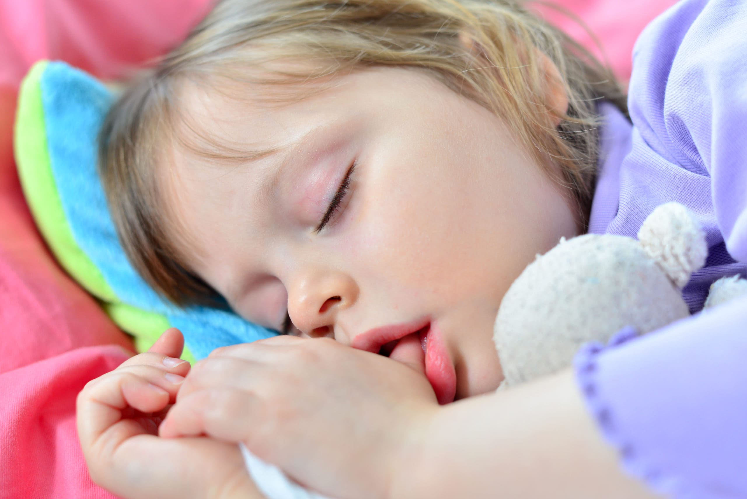 Сосание девочки. Дети спят с открытыми ртами. Спящие дети с открытым ртом. Ребенок с пальцем во рту.
