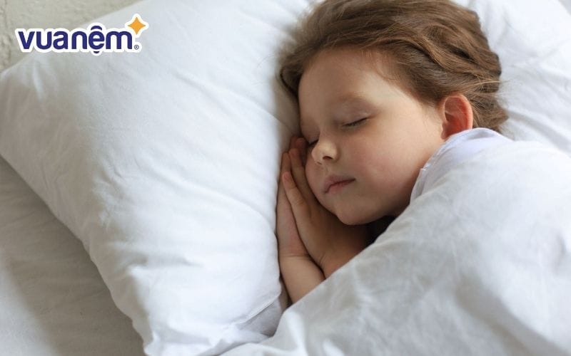 Bé ngủ nhưng miệng vẫn nhoẻn cười