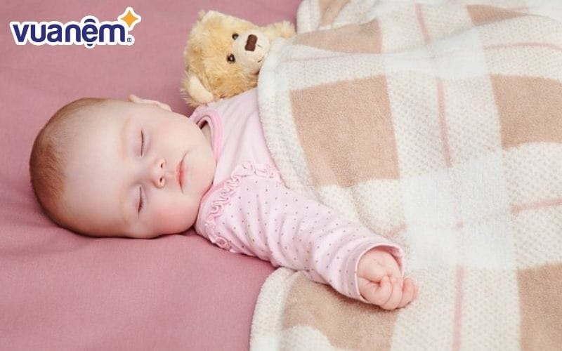 Tạo thói quen đắp chăn cho bé