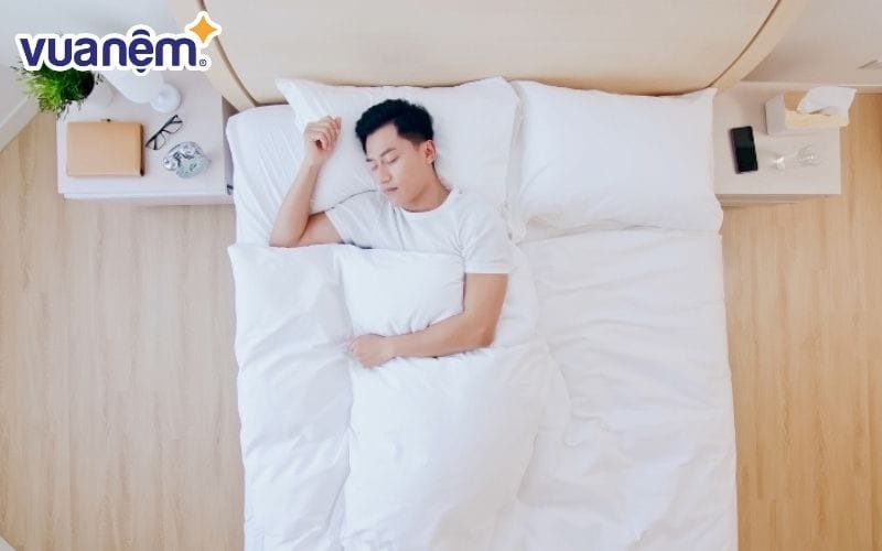 Nằm ngửa là một trong những tư thế ngủ giảm mỡ bụng hiệu quả, giảm áp lực cho tim và dạ dày