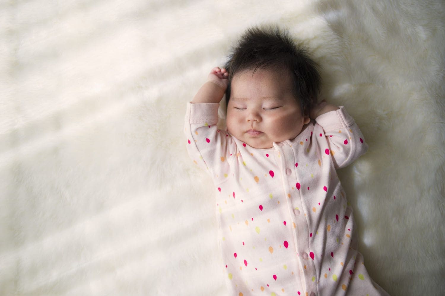 tư thế ngủ của trẻ sơ sinh thông minh 