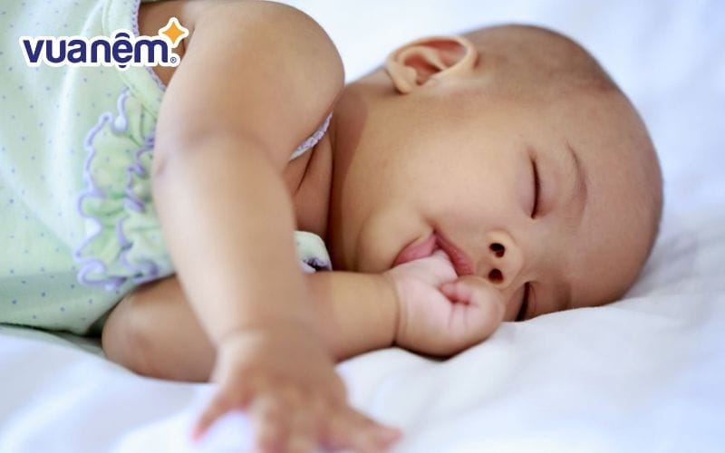 Tư thế ngủ thứ 3 cho thấy trẻ thông minh chính là tư thế ngủ mút tay