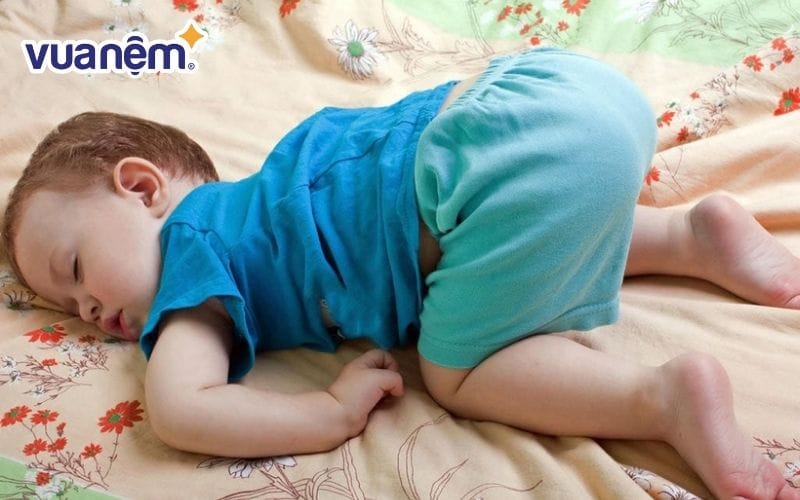 Tư thế ngủ của trẻ thông minh theo hướng nằm sấp