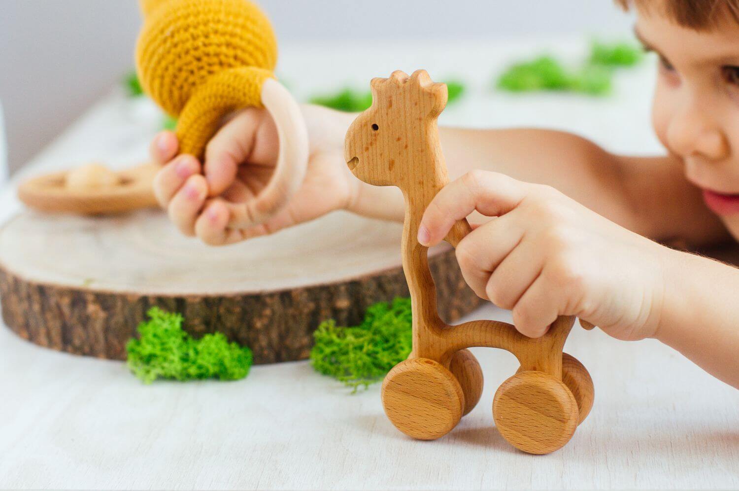 Làm sạch đồ chơi cho bé chất liệu gỗ