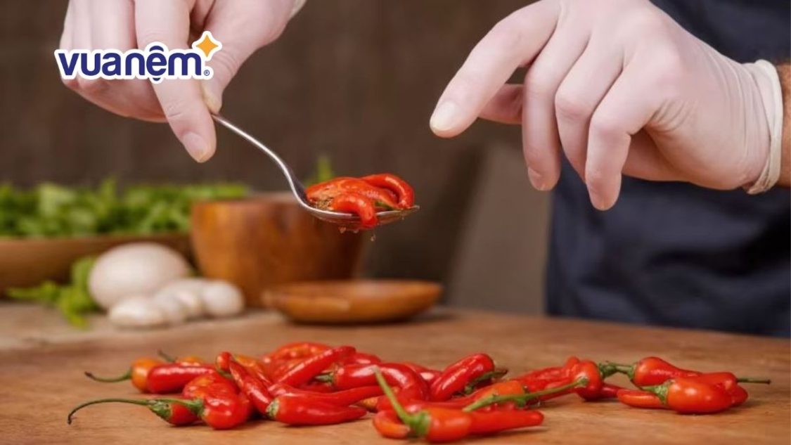 Vì sao ăn cay trước khi ngủ dễ gây trằn trọc, khó ngủ?