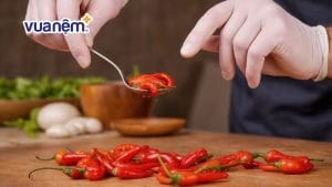 Vì sao ăn cay trước khi ngủ dễ gây trằn trọc, khó ngủ?