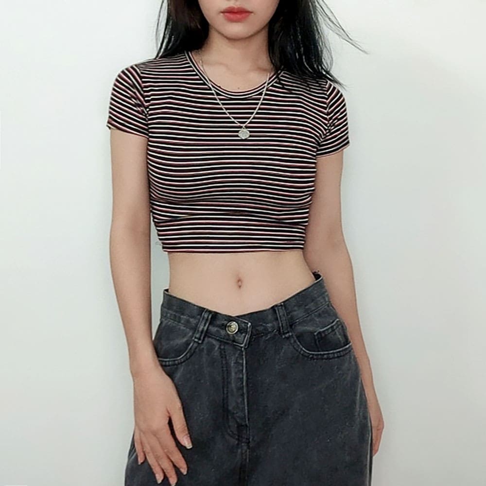 Áo croptop kẻ sọc ngang với quần jean ống rộng