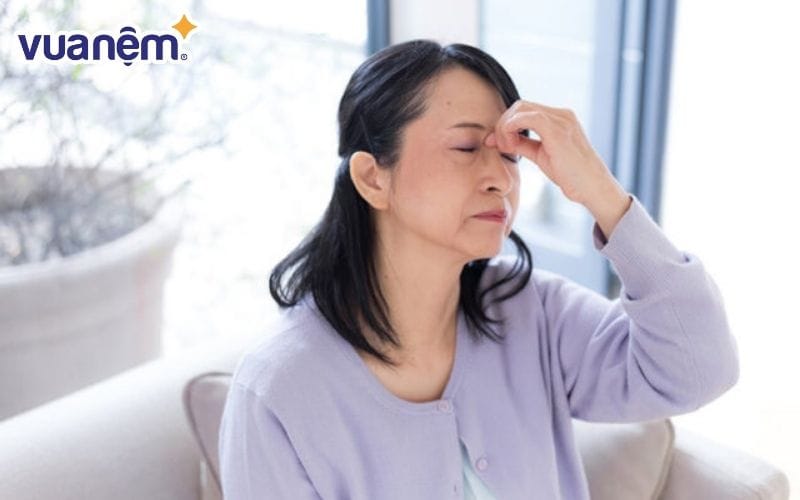 Những cơn bốc hỏa có thể gây khó chịu, “phá đám” giấc ngủ của chị em