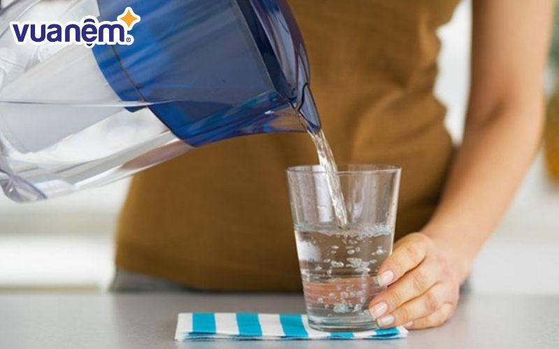 Uống một cốc nước lọc ngay sau khi thức dậy giúp bạn tỉnh táo và minh mẫn hơn