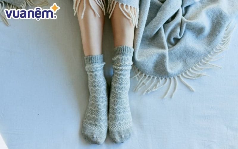 Đi tất mỏng khi ngủ vào trời lạnh để bảo vệ đôi chân