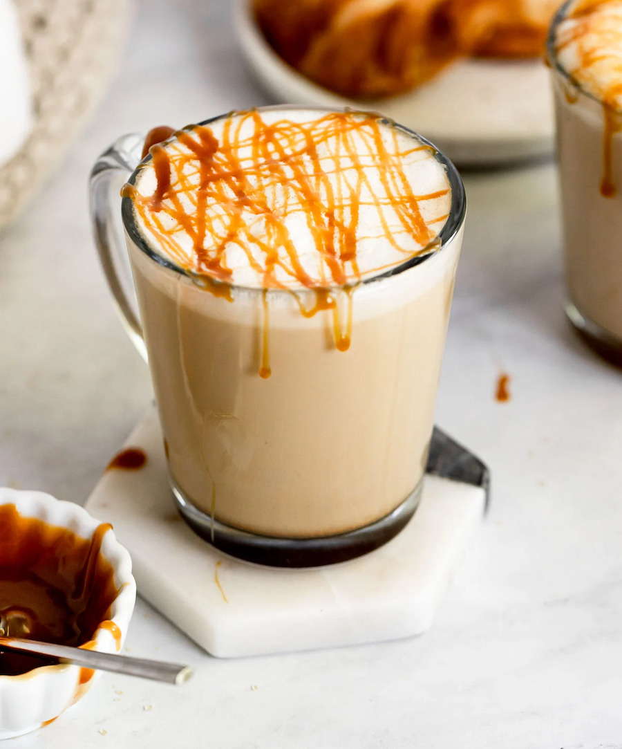 Caramel latte là thức uống rất được yêu thích  