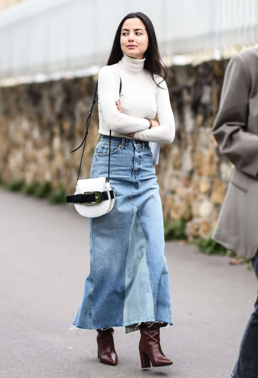 7 ý tưởng phối đồ với chân váy jean dài trendy cho cô nàng hiện đại