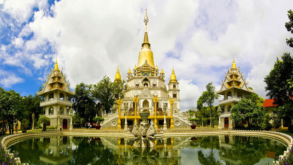 Chùa Bửu Long được xem là ngôi chùa rộng nhất Việt Nam, mang đậm nét kiến trúc Thái Lan