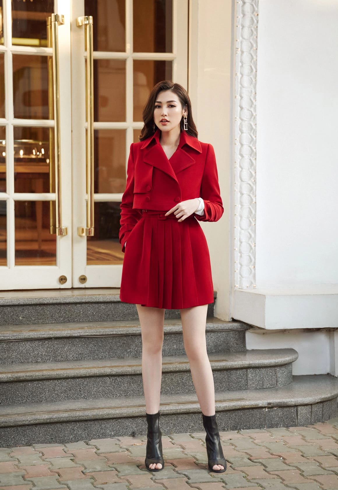 Chân váy đỏ đô kết hợp với áo màu gì? 8 gợi ý cực sang chảnh