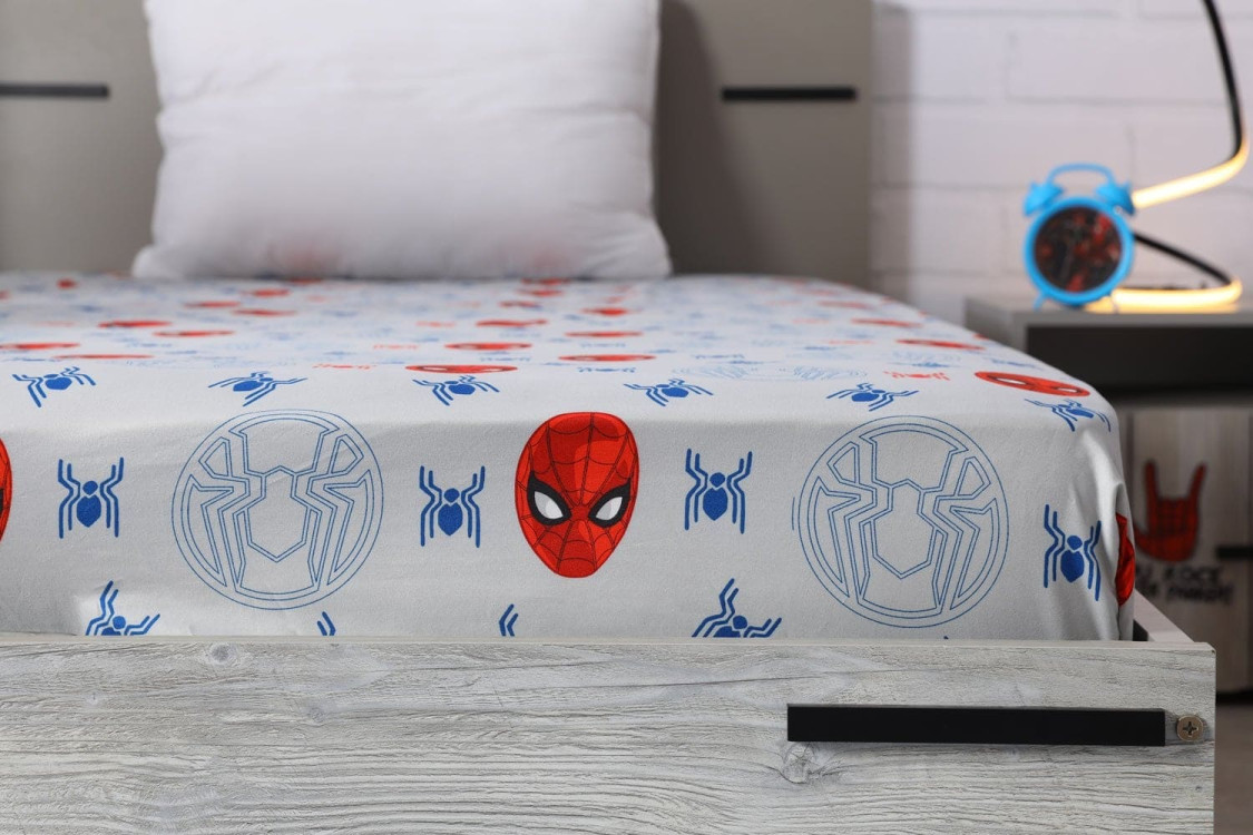 Mẫu giường ngủ có ga in hình người nhện