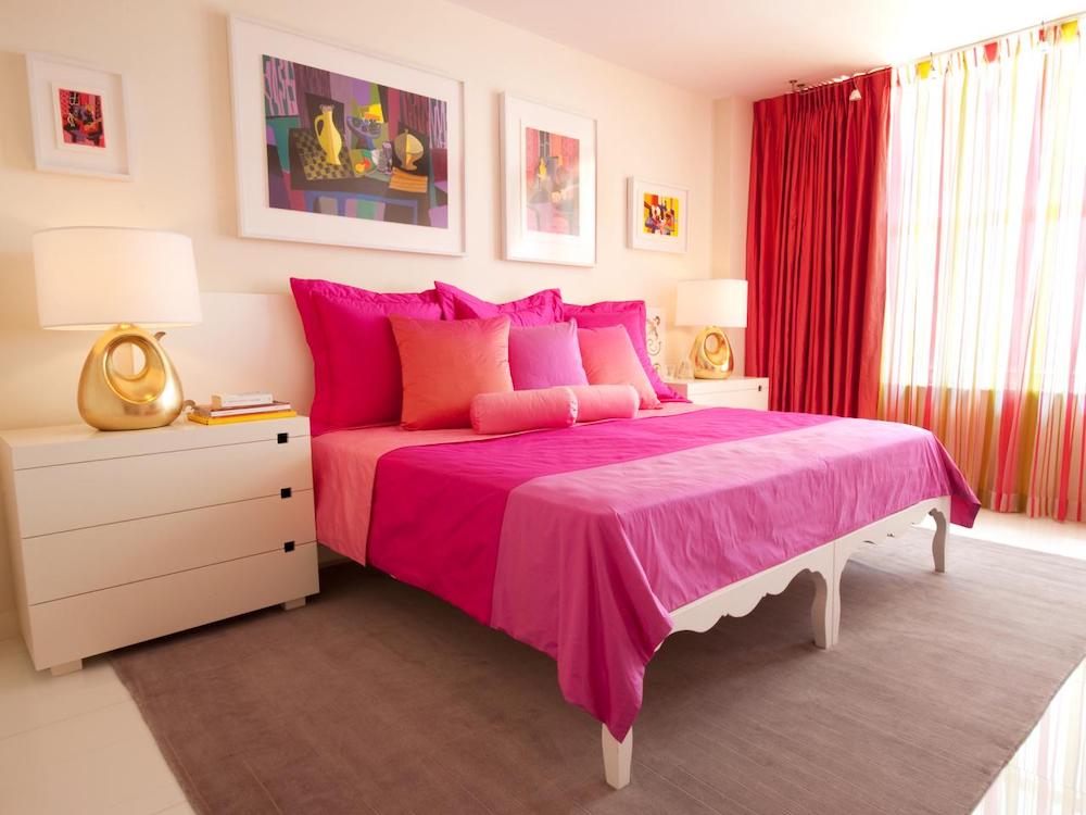 Giường ngủ màu hồng đậm 