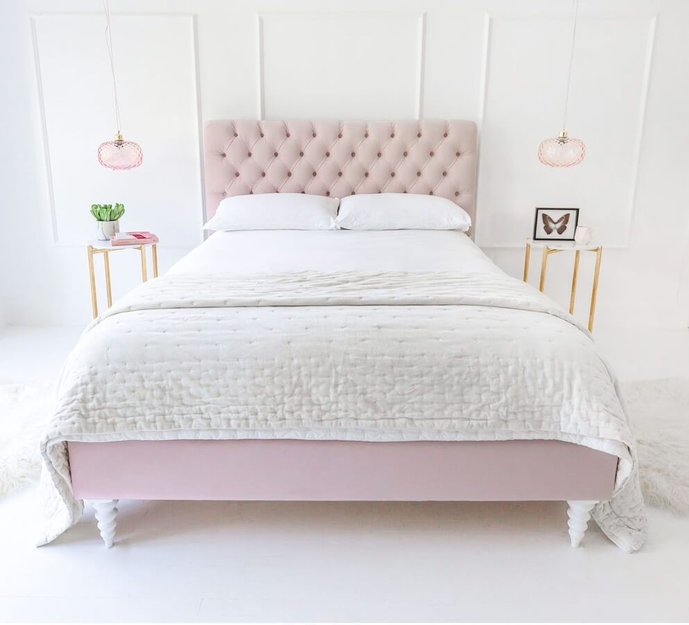 Giường ngủ kết hợp các tone hồng cho cô nàng độc thân