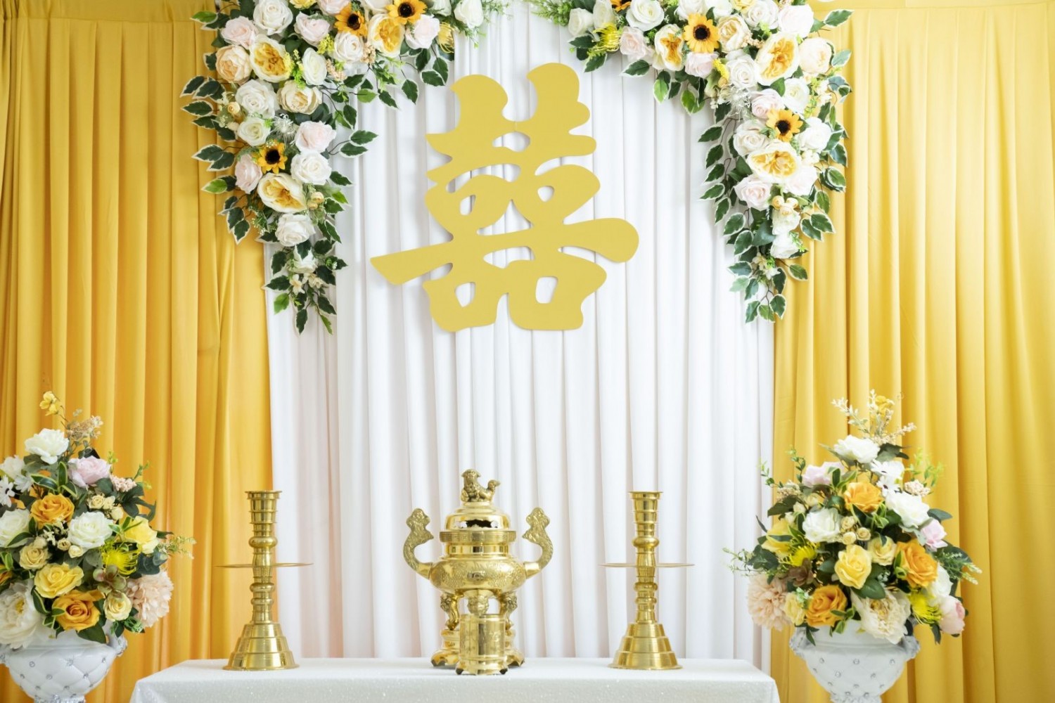 hoa chưng bàn thờ ngày cưới