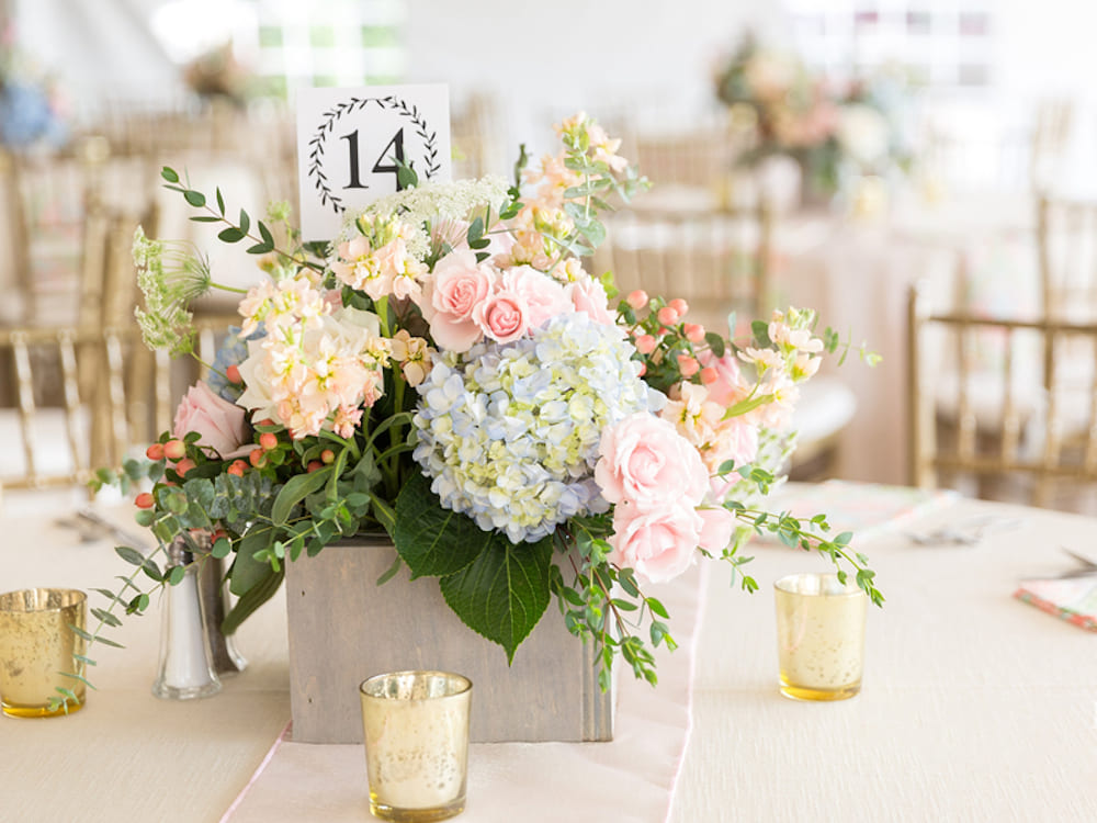 hoa để bàn dài đám cưới