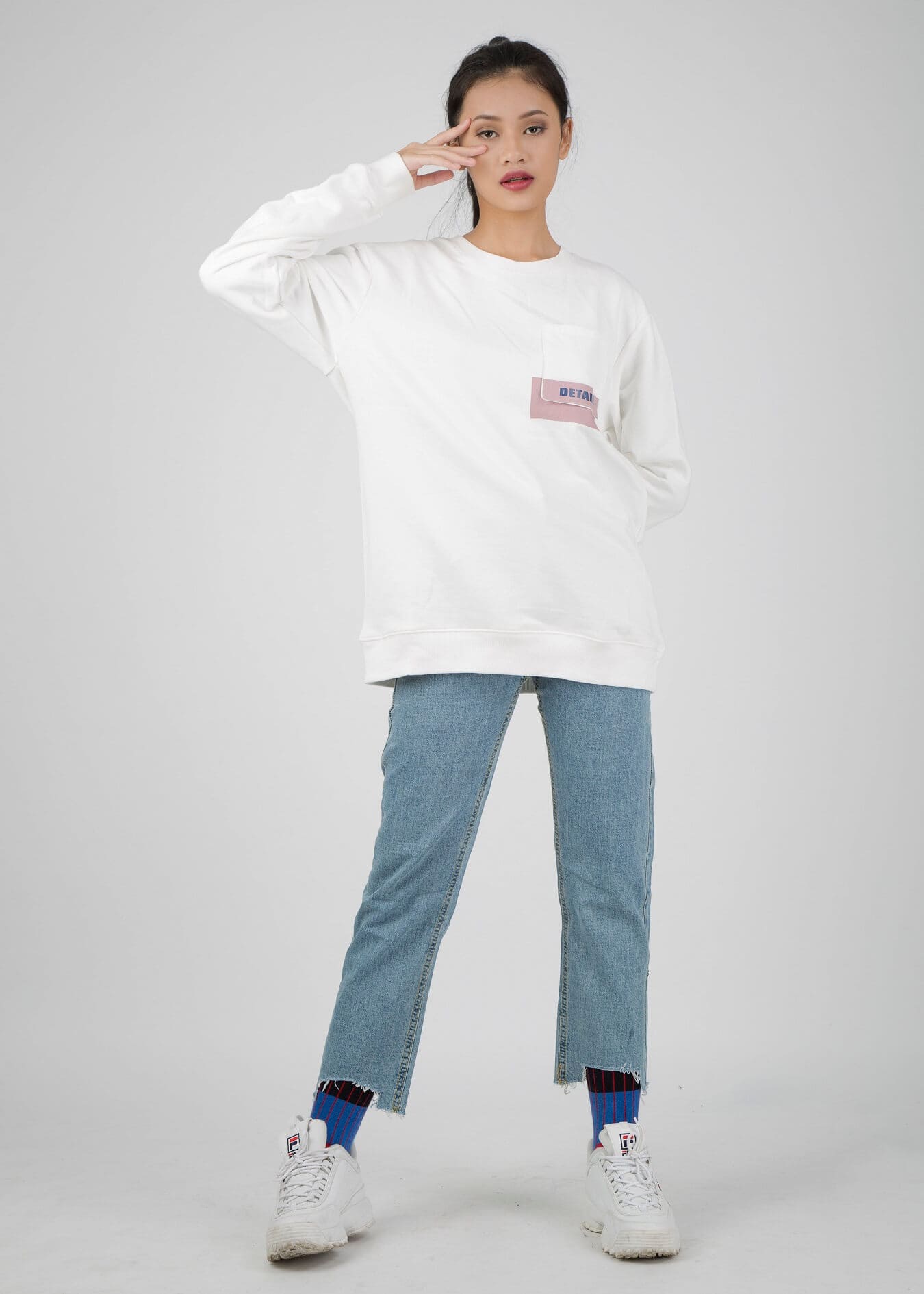 quần jean ống rộng phối áo phông trắng dài tay basic và Sneaker