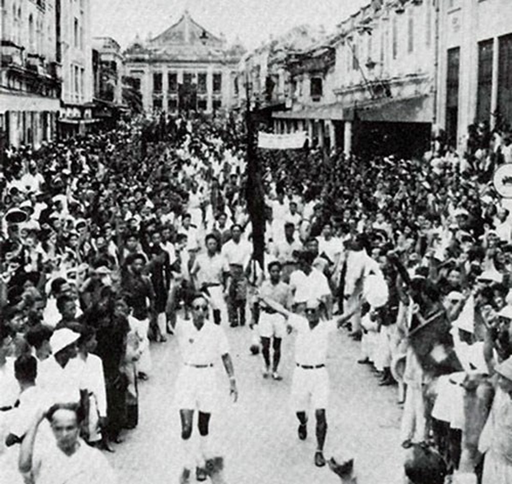 Hình ảnh cuộc biểu tình của người dân tại Nhà hát Lớn Hà Nội năm 1945
