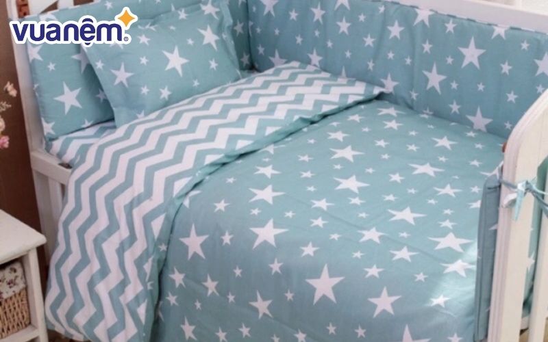 Nên chọn ga bọc nệm có màu sắc, họa tiết phù hợp với sở thích của bé