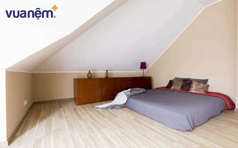 Thường xuyên vệ sinh nệm khi đặt trực tiếp dưới sàn