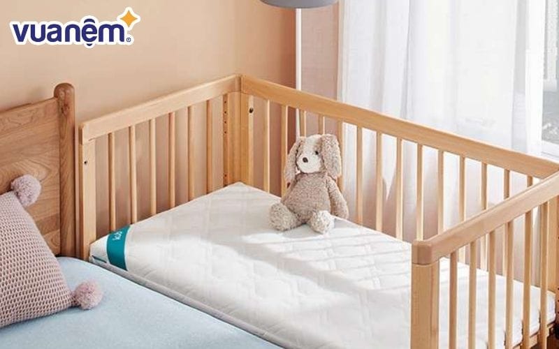 Nệm bông ép bền, chắc chắn, được nhiều bố mẹ lựa chọn cho trẻ sơ sinh