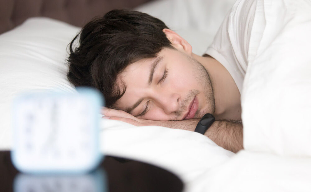 Hãy đặt ra một khung giờ để đi ngủ và tuân thủ thói quen này để cơ thể thiết lập đồng hồ sinh học