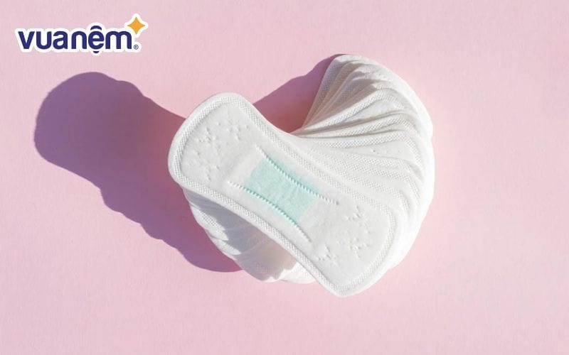 Ngủ quên không thay băng vệ sinh sẽ gây kích ứng cho da