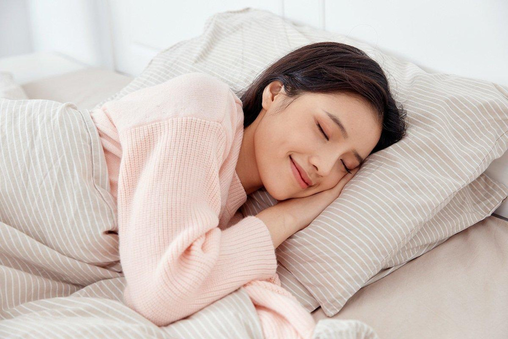 Duy trì thói quen đi ngủ đúng giờ kể cả vào cuối tuần hoặc ngày lễ