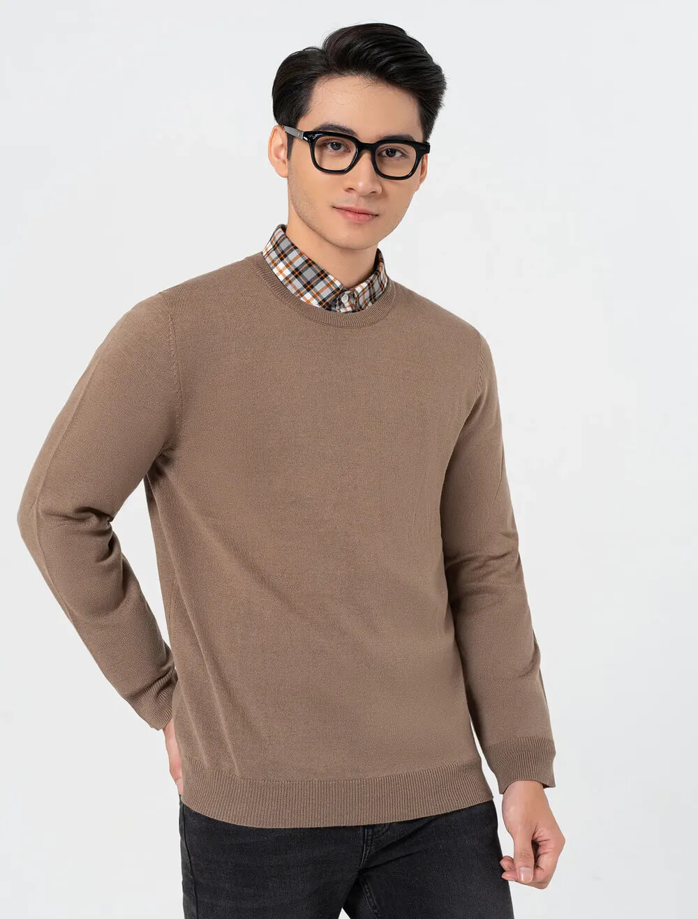 Áo sweater với áo sơ mi trẻ trung và năng động