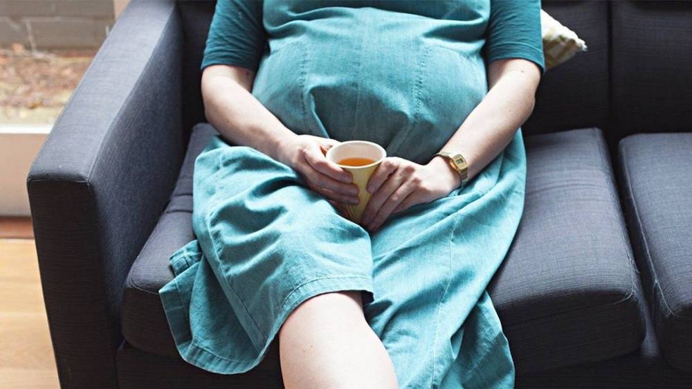 Phụ nữ có thai không nên uống trà thường xuyên
