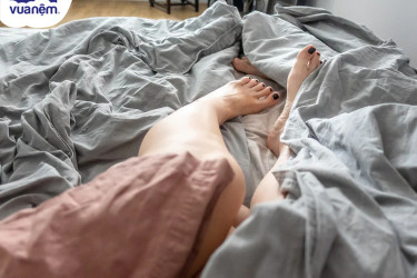 Thò chân ra khỏi mền khi ngủ có tốt không?