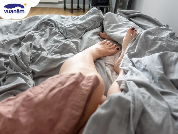 Thò chân ra khỏi mền khi ngủ có tốt không?