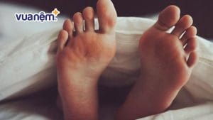 Giải đáp: Thò chân ra khỏi mền khi ngủ có tốt không?
